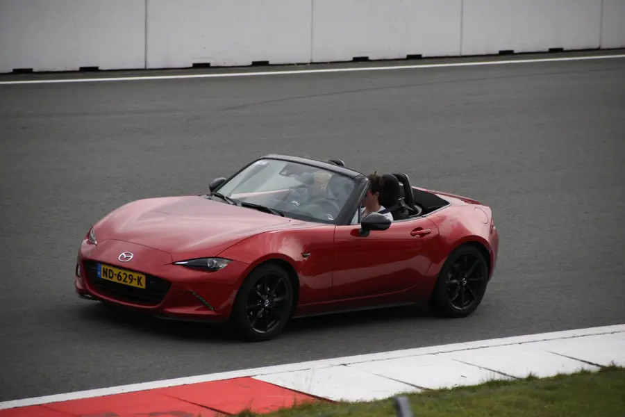 Red MX-5 op het circuit van Assen