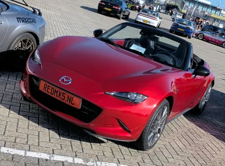 Red MX-5 met REDMX5.NL plaat op Japfest Assen