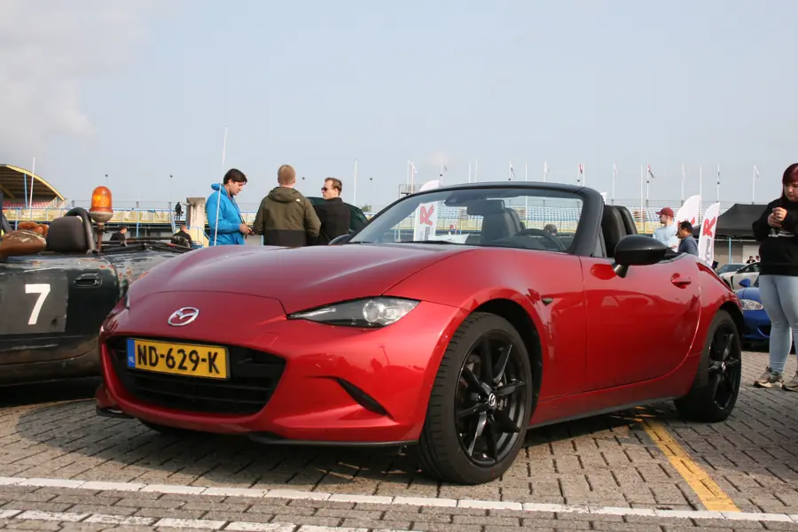 Red MX-5 in de paddock van Assen