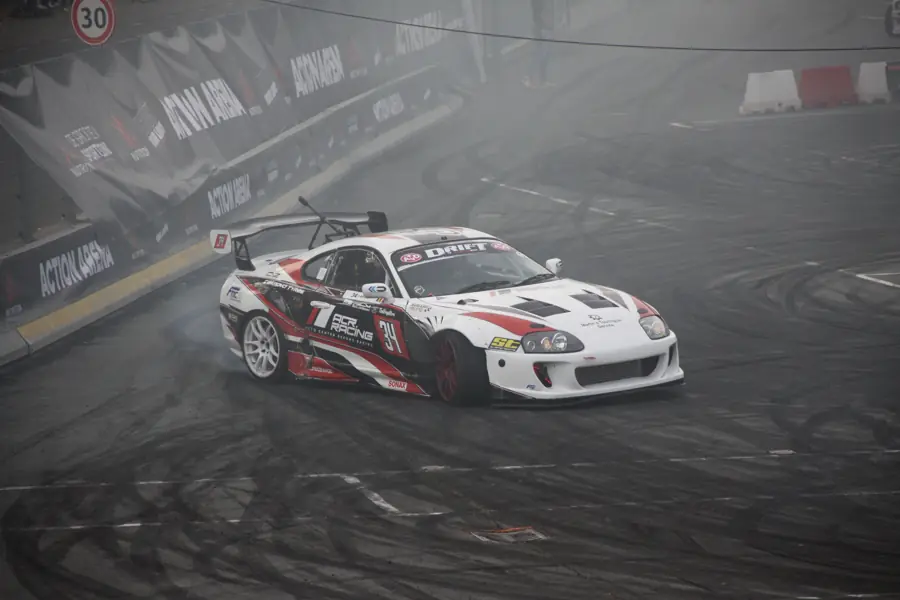 Driftende auto in de rook