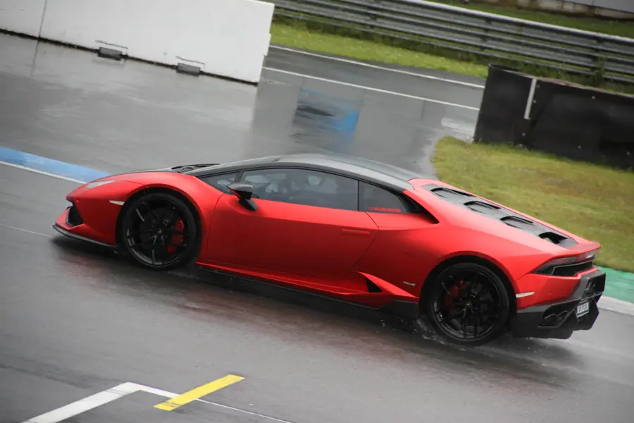 Rode supercar op een nat circuit