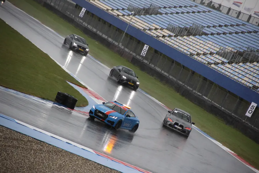 Auto's op een nat circuit