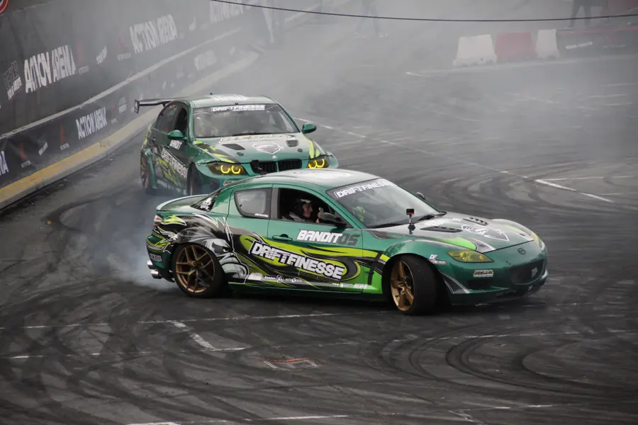 Twee driftende auto's