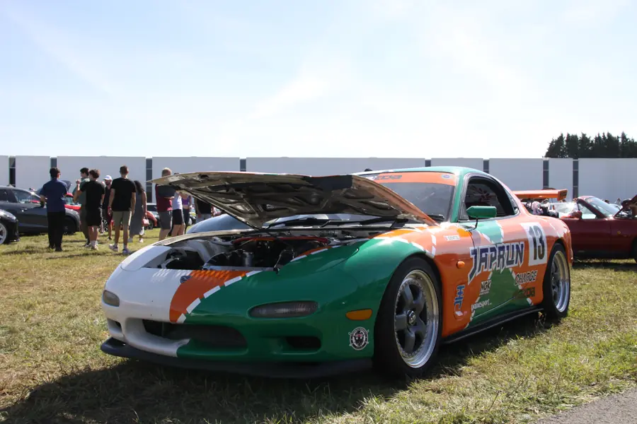 Mazda in racelivery in de paddock