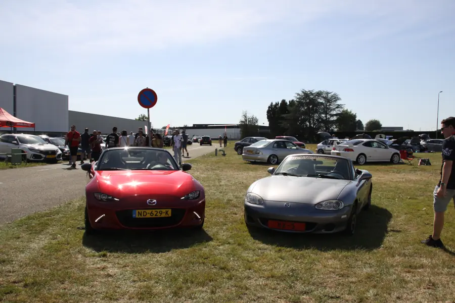 Red en Silver MX-5 bij GoJapan 2025