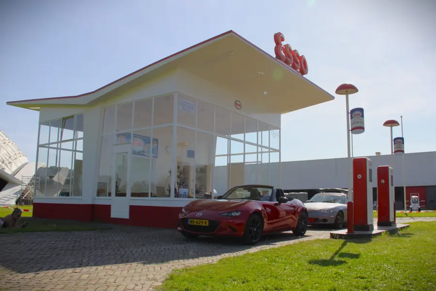 Red MX-5 bij het tankstation van Louwman