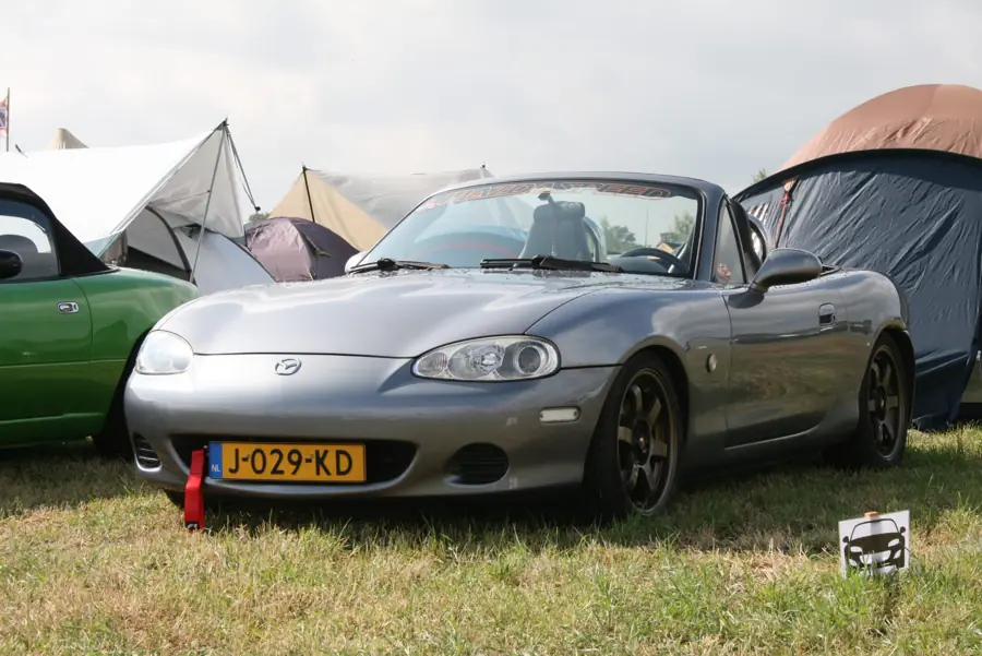 Silver MX-5 op de camping van MAS