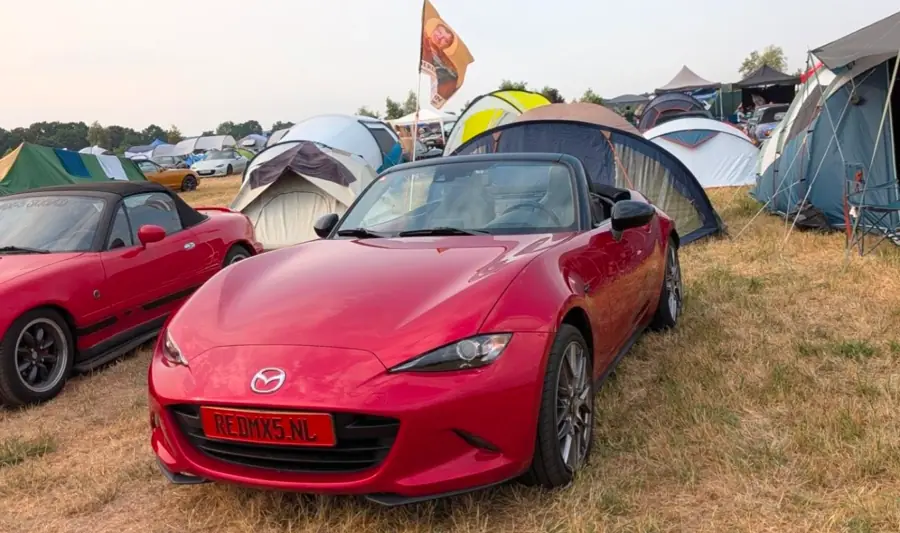 Red MX-5 op de camping van Miatas at Summertime