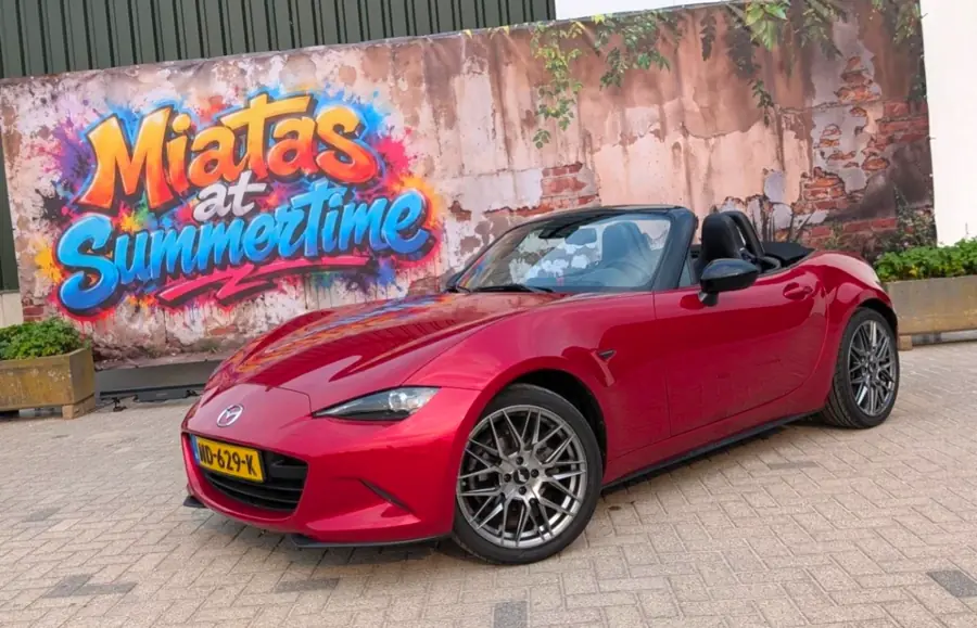 Red MX-5 voor de graffiti muur van Miatas at Summertime
