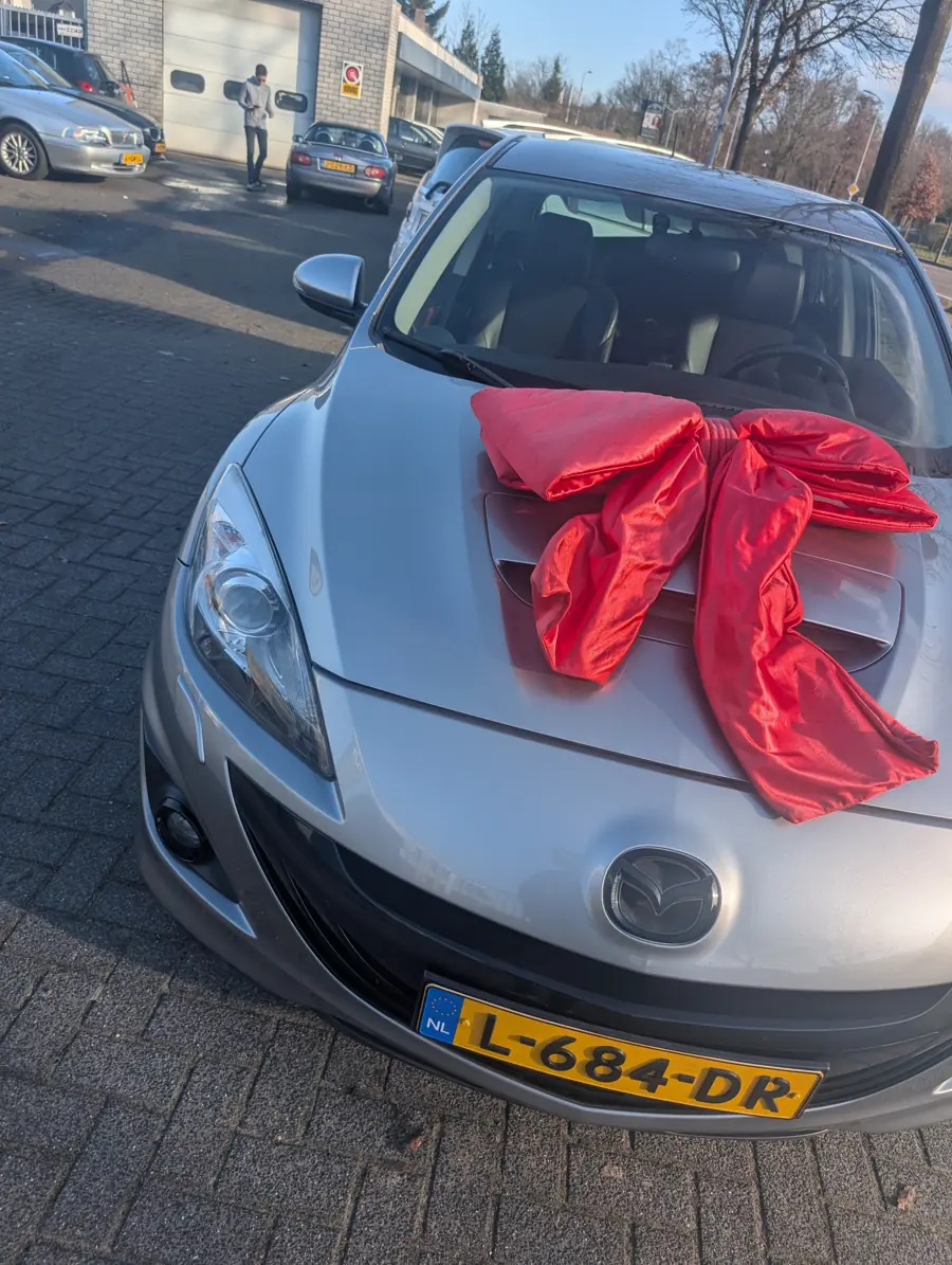 Mazda 3 MPS met een rode strik op de motorkap