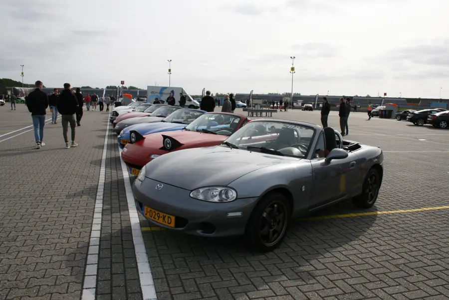 Silver MX-5 in de paddock