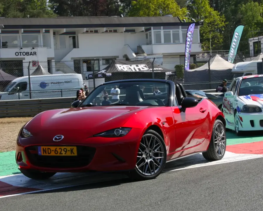 Red MX-5 op de curbs van Circuit Zolder